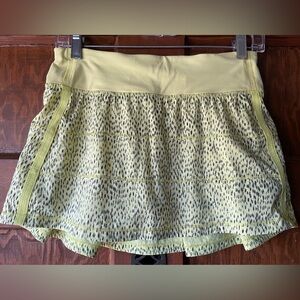 Lululemon Pace Rival Skort/Skirt II 4-way Stretch
Dottie Dash Yellow. Size 4.